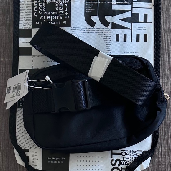 Black/Gold Lululemon Everywhere Belt Bag with NEW Bag NWT - Picture 3 of 9